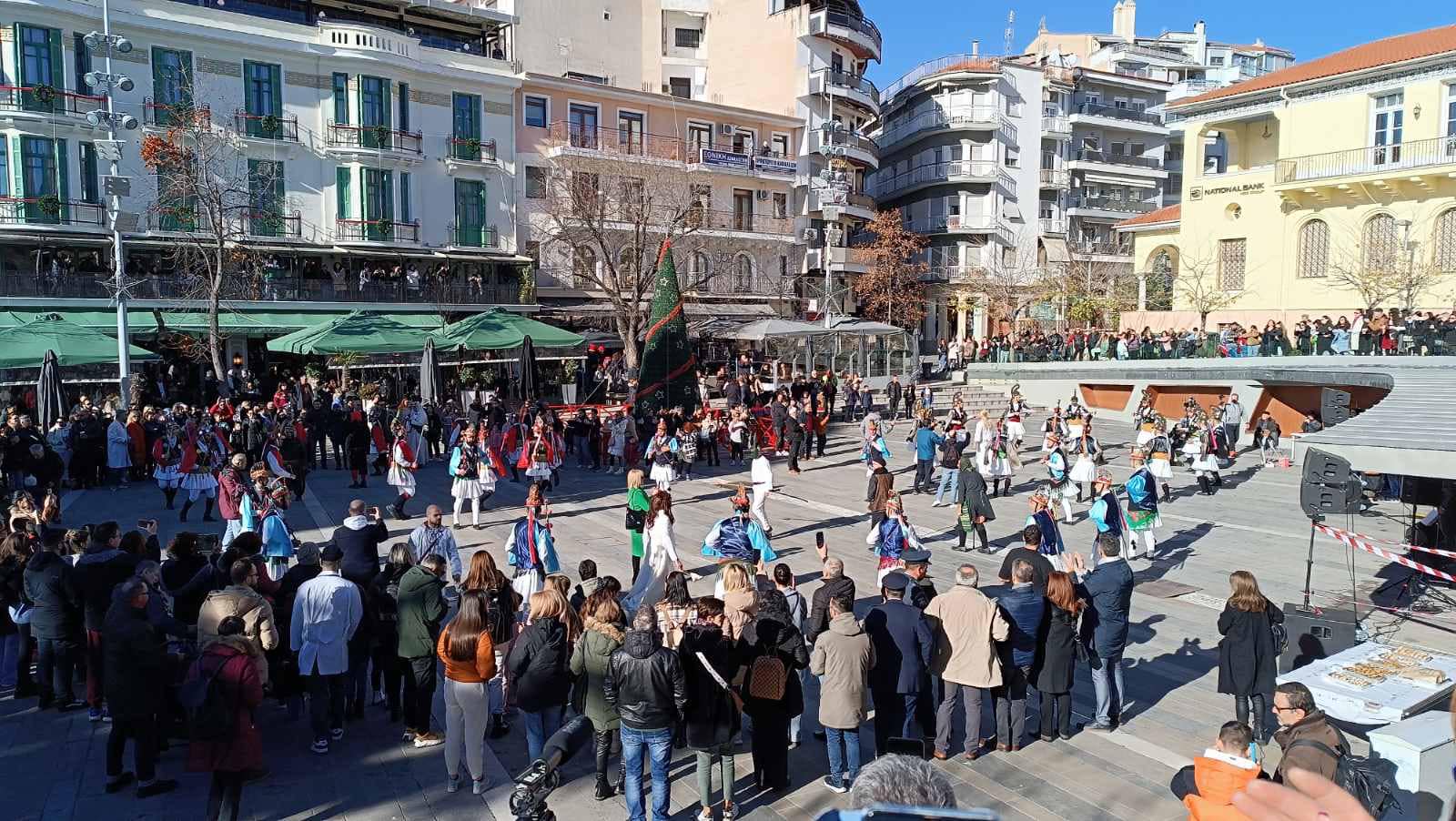 Κοζάνη: Οι Μωμόγεροι επέστρεψαν για να κλέψουν τη νύφη – Εικόνες από το έθιμο