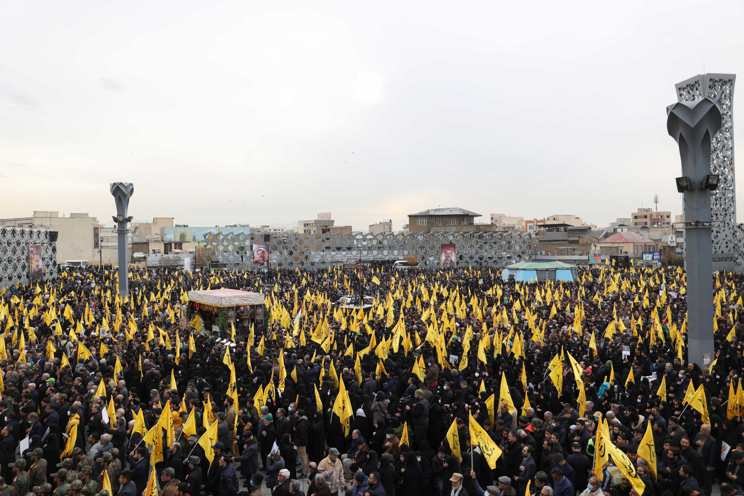 Ιράν: Χιλιάδες άνθρωποι στην κηδεία του στρατηγού των Φρουρών της Επανάστασης - ΦΩΤΟ