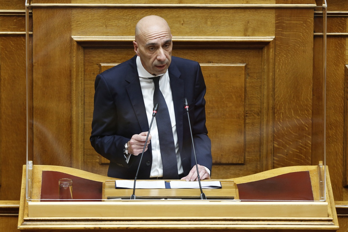 Ο υφυπουργός παρά τω Πρωθυπουργώ και Γενικός Γραμματέας του Πρωθυπουργού Γιάννης Μπρατάκος μιλάει από το βήμα στην Ολομέλεια της Βουλής, κατά τη διάρκεια της τρίτης μέρας της συζήτησης του σχεδίου νόμου του Υπουργείου Οικονομικών «Κύρωση του Κρατικού Προϋπολογισμού οικονομικού έτους 2023», Αθήνα, Πέμπτη 15 Δεκεμβρίου 2022.  ΑΠΕ-ΜΠΕ