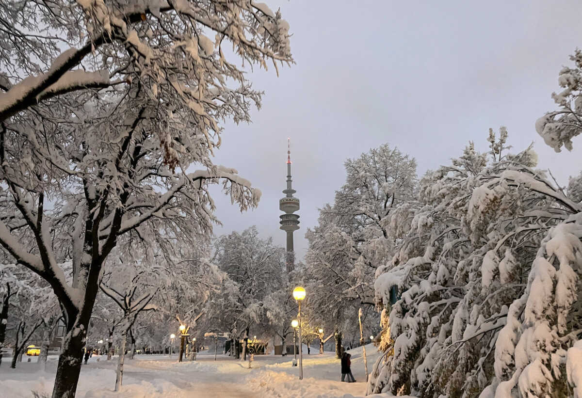Γερμανία: Χιόνι άνευ προηγουμένου στο Μόναχο – Χωρίς ρεύμα χιλιάδες σπίτια, χάος στα αεροδρόμια