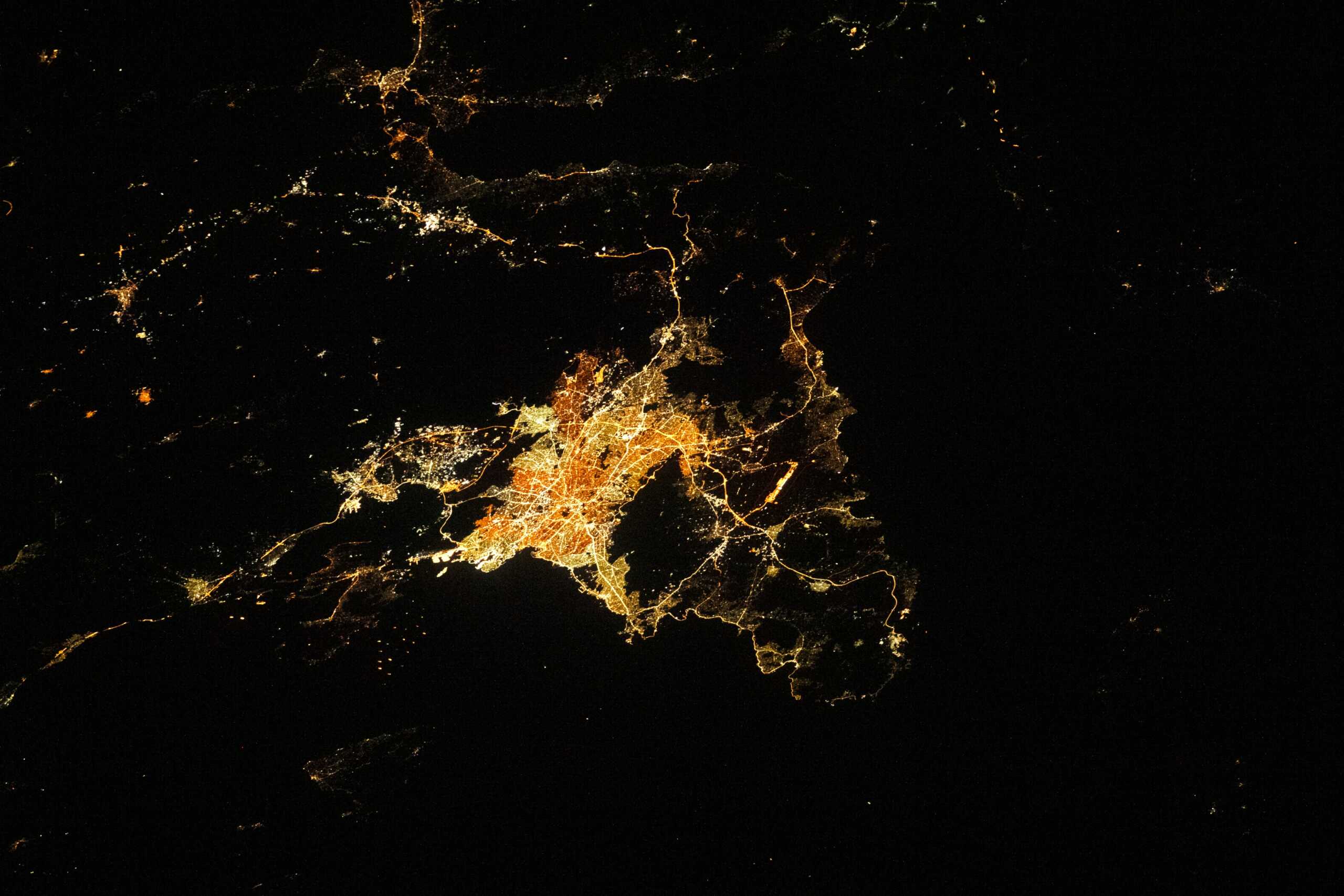 NASA: Η Αθήνα τη νύχτα από ψηλά – Φωτογραφία αστροναύτη από τον Διεθνή Διαστημικό Σταθμό