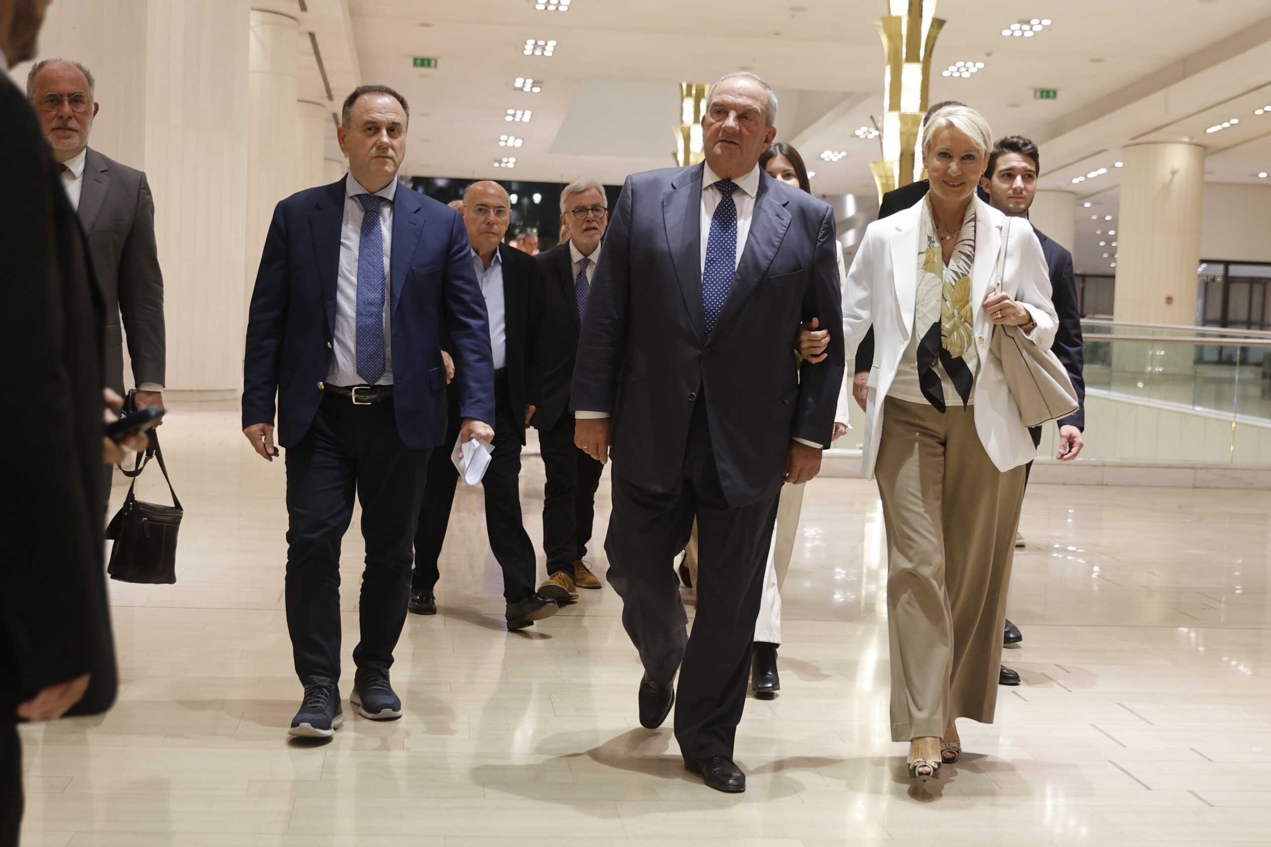 Εκδήλωση μνήμης για τη Μαριέττα Γιαννάκου που διοργάνωσε η Πανελλαδική Οργάνωση Γυναικών "Παναθηναϊκή", με κεντρικό ομιλητή τον πρώην πρωθυπουργό Κώστα Καραμανλή στο Μέγαρο Μουσικής Αθηνών, Δευτέρα 6 Νοεμβρίου 2023. 
(ΓΙΩΡΓΟΣ ΚΟΝΤΑΡΙΝΗΣ