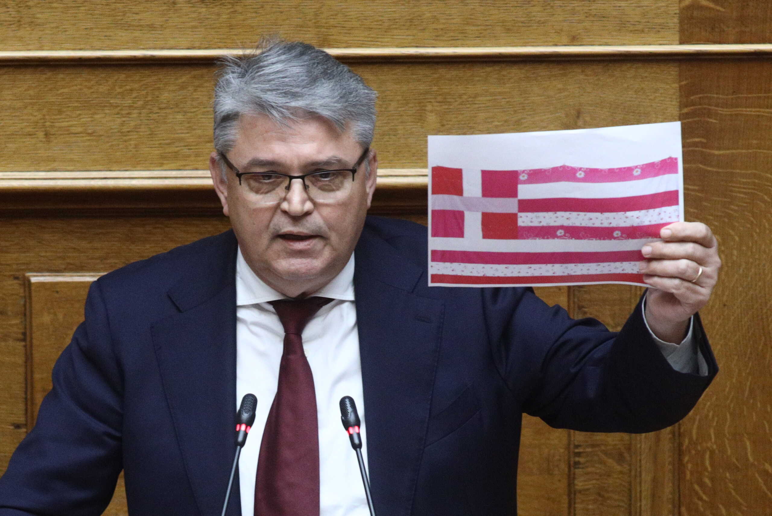 Προϋπολογισμός 2024 – Δημήτρης Νατσιός: Χωρίς Έλληνες δεν υπάρχει εθνική οικονομία και ΑΕΠ  – Γιατί έδειξε ροζ ελληνική σημαία