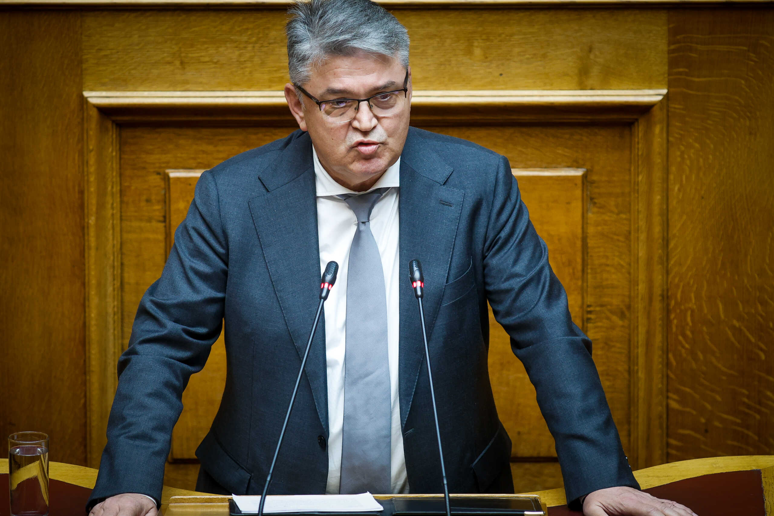 Συζήτηση στην Ολομέλεια της Βουλής για τις προτάσεις που κατέθεσαν για σύσταση προανακριτικών επιτροπών, σχετικά με τη σύμβαση "717" που αφορά τη "Σηματοδότηση σιδηροδρομικού άξονα Αθηνών - Προμαχώνα" και στρέφεται κατά τεσσάρων πρώην και νυν υπουργών του Κώστα Αχ. Καραμανλή, του Χρήστου Σπίρτζη, του Κωστή Χατζηδάκη και του Μιχάλη Χρυσοχοΐδη, Παρασκευή 24 Νοεμβρίου 2023. Οι δύο σχετικές προτάσεις είχαν κατατεθεί από ΣΥΡΙΖΑ - Προοδευτική Συμμαχία και ΠΑΣΟΚ - Κίνημα Αλλαγής. 
(ΓΙΩΡΓΟΣ ΚΟΝΤΑΡΙΝΗΣ
