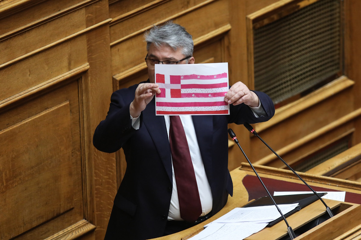 Αποσύρεται η ροζ ελληνική σημαία από το Προξενείο στη Νέα Υόρκη μετά από παρέμβαση Γεραπετρίτη