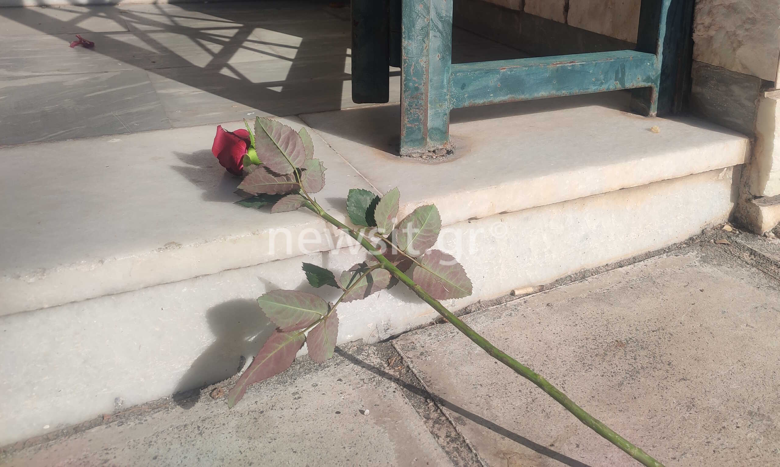 Νέα Σμύρνη: Ένα κόκκινο τριαντάφυλλο στην είσοδο της πολυκατοικίας για τον άτυχο 16χρονο – Συγκλονισμένη η γειτονιά