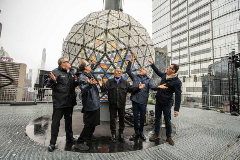 Η Νέα Υόρκη ετοιμάζεται για την Πρωτοχρονιά – Αποκαλύφθηκε η μπάλα της Times Square