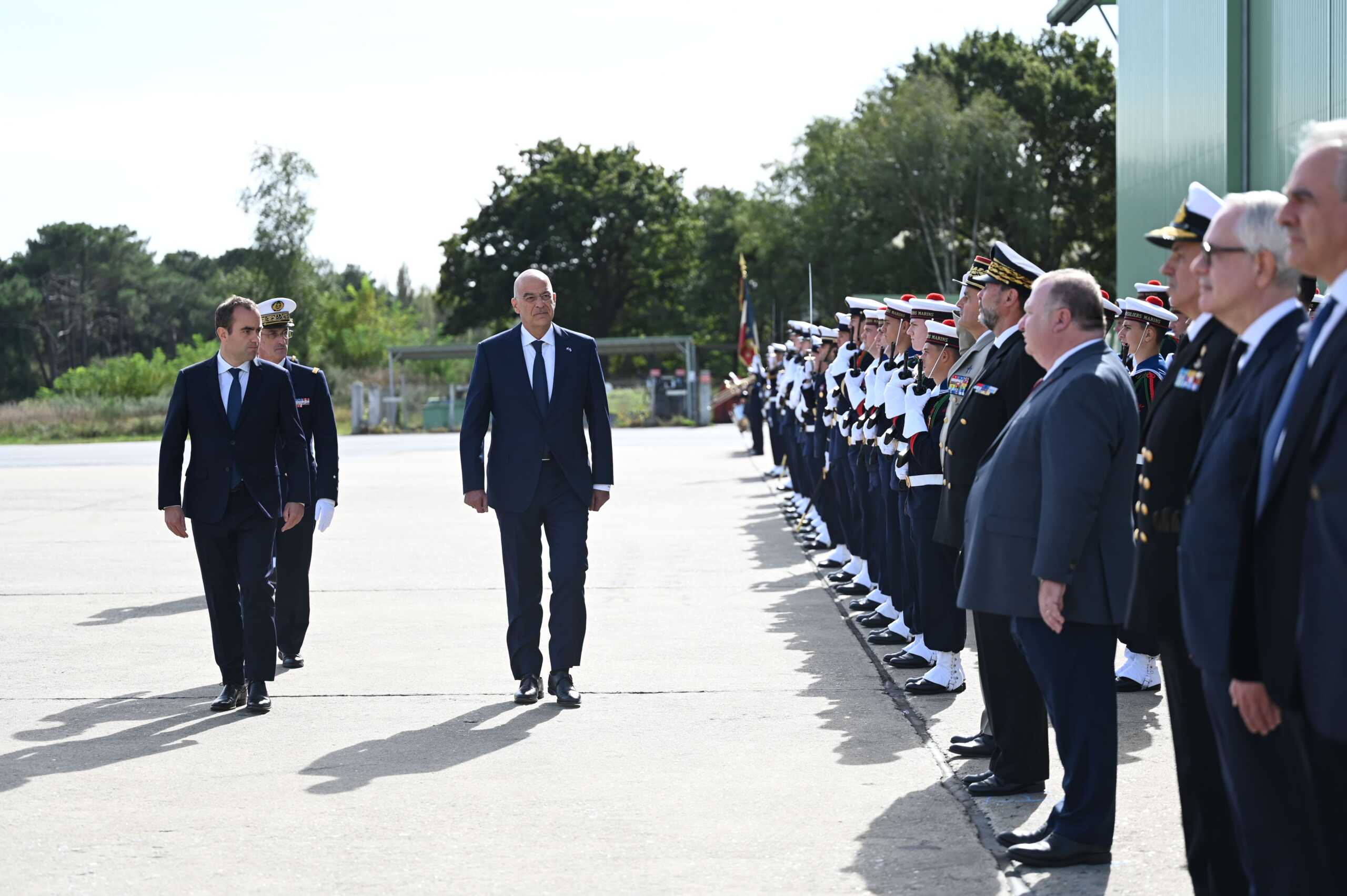 Επίσκεψη ΥΕΘΑ Ν. Δένδια στη Γαλλία για την τελετή καθέλκυσης της Φρεγάτας "Κίμων" και τη διμερή συνάντηση με τον Υπουργό Άμυνας της Γαλλίας. Τον κ. Δένδια υποδέχθηκε ο Υπουργός Άμυνας της Γαλλίας, Σεμπαστιάν Λεκορνύ (Sebastien Lecornu), στην Αεροπορική Βάση Lann-Bihoue
Τετάρτη 4 Οκτωβρίου 2023  (ΓΡ. ΤΥΠΟΥ ΥΠ. ΑΜΥΝΑΣ
