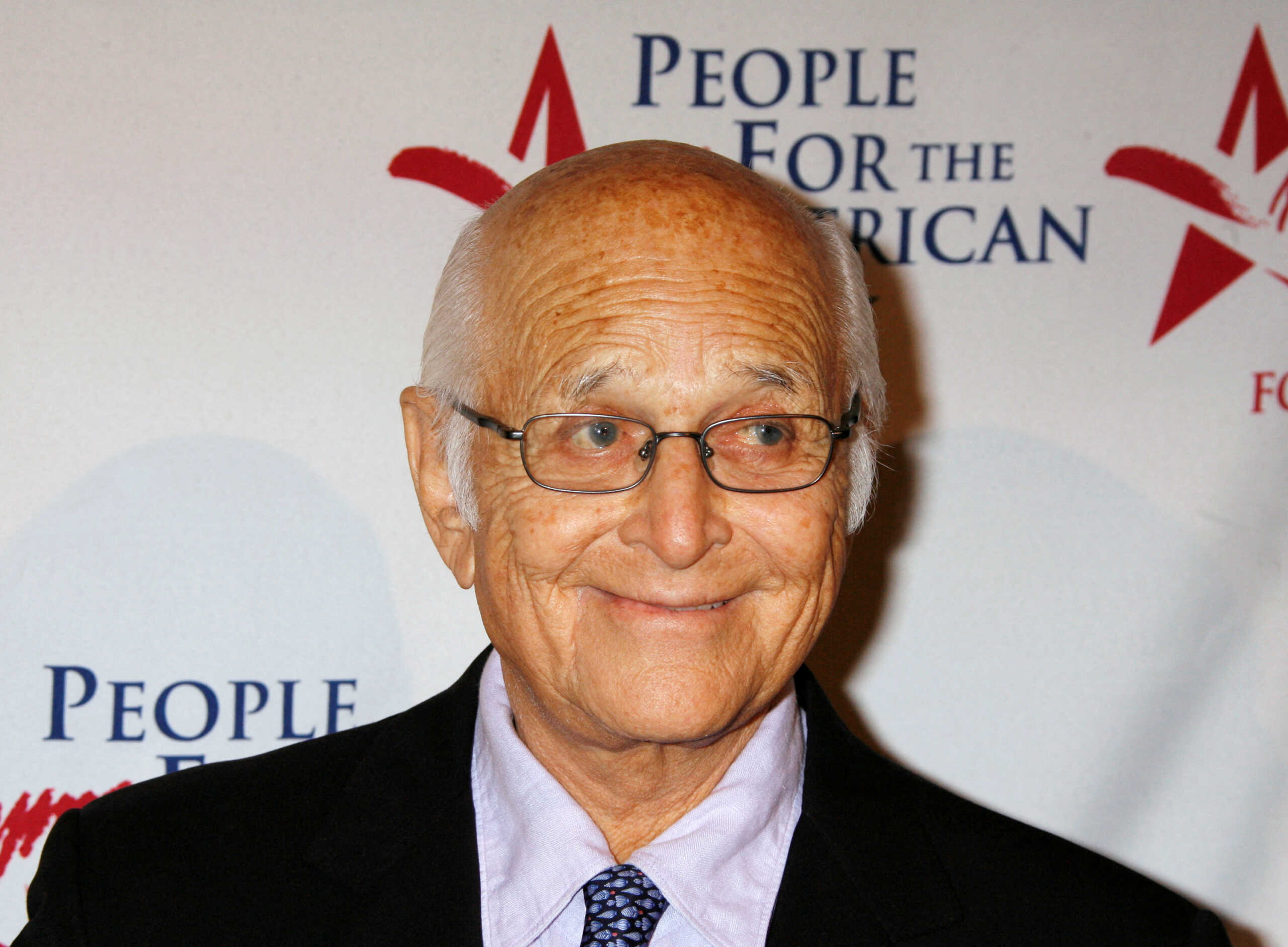 FILE PHOTO: Producer Norman Lear, founder of People for the American Way, poses at the 25th Anniversary Spirit of Liberty Awards presented by the People for the American Way in Beverly Hills, California October 10, 2006.  REUTERS