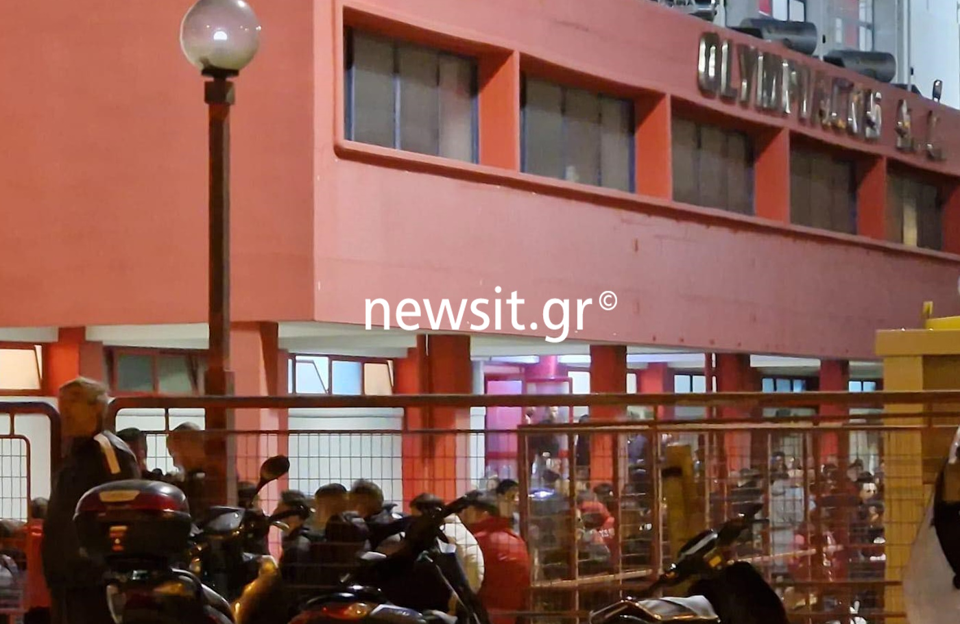 Επεισόδια στου Ρέντη: «Ήρθαν από τη Σήμανση και πήραν τα ρούχα» – Τι αναφέρει στο newsit.gr ο πατέρας του 18χρονου δράστη
