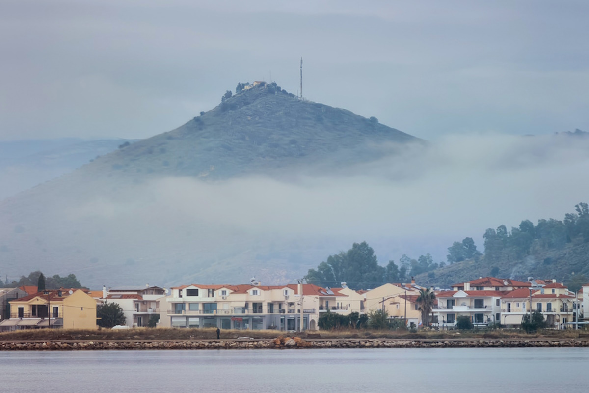 Ομίχλη λόγω του χαμηλού βαρομετρικού και της βροχής σκέπασε την πόλη του Ναυπλίου, Τετάρτη 22 Νοεμβρίου 2023. ΑΠΕ-ΜΠΕ