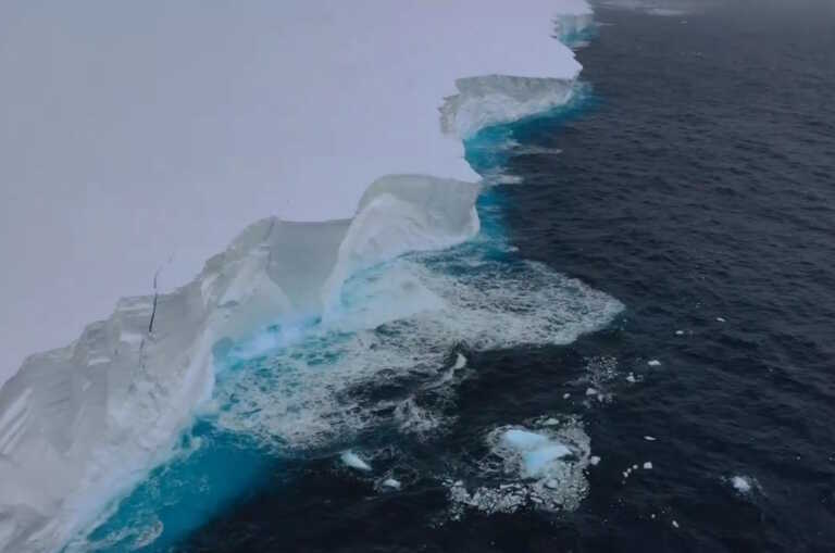 Το μεγαλύτερο παγόβουνο στον κόσμο κινείται στον Νότιο Ωκεανό – Κάμερα κατέγραψε την πορεία του