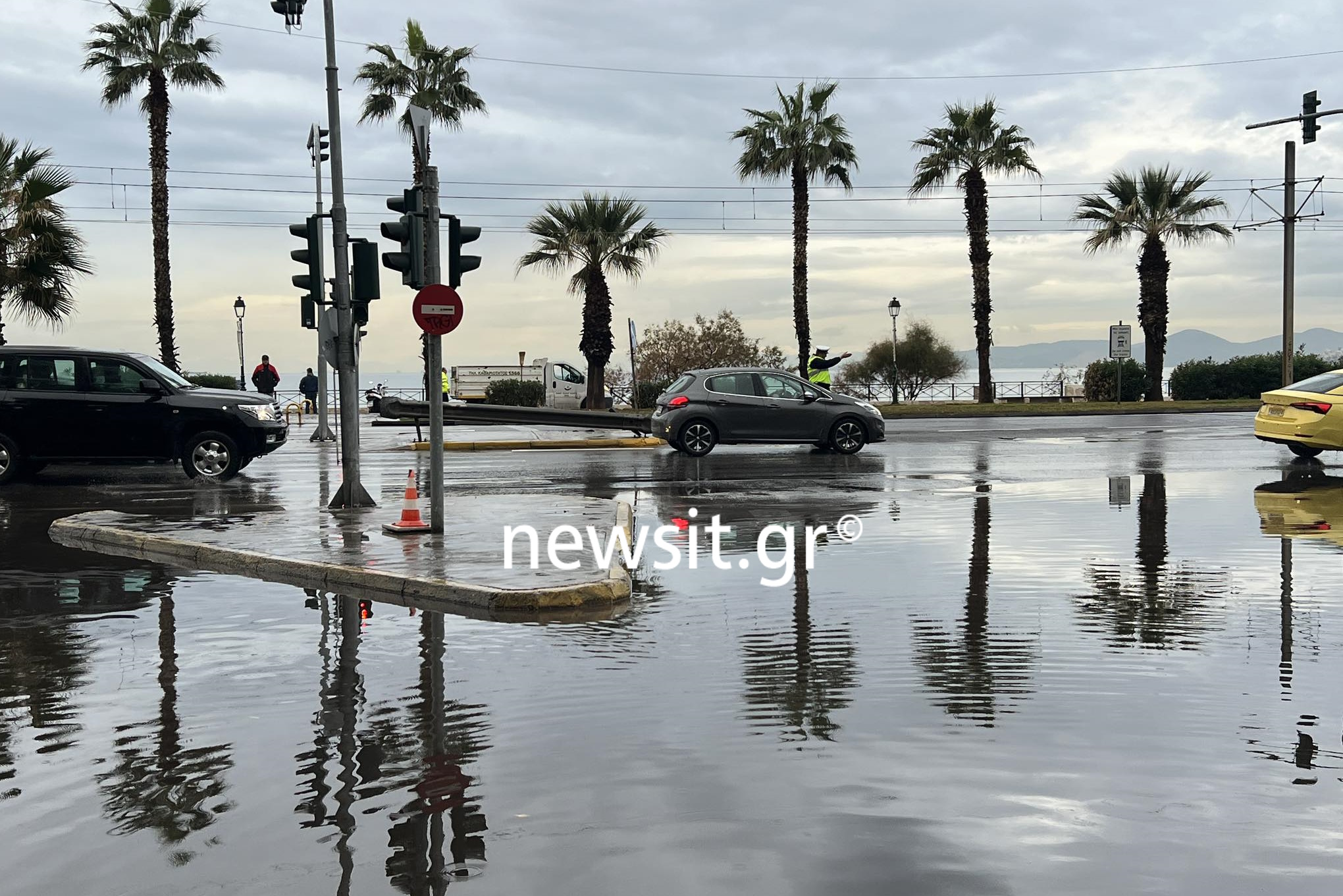 Καιρός: Πλημμύρισαν δρόμοι στο Π. Φάληρο από τη βροχή – Καταιγίδες μέχρι το απόγευμα, επικαιροποιήθηκε το έκτακτο δελτίο