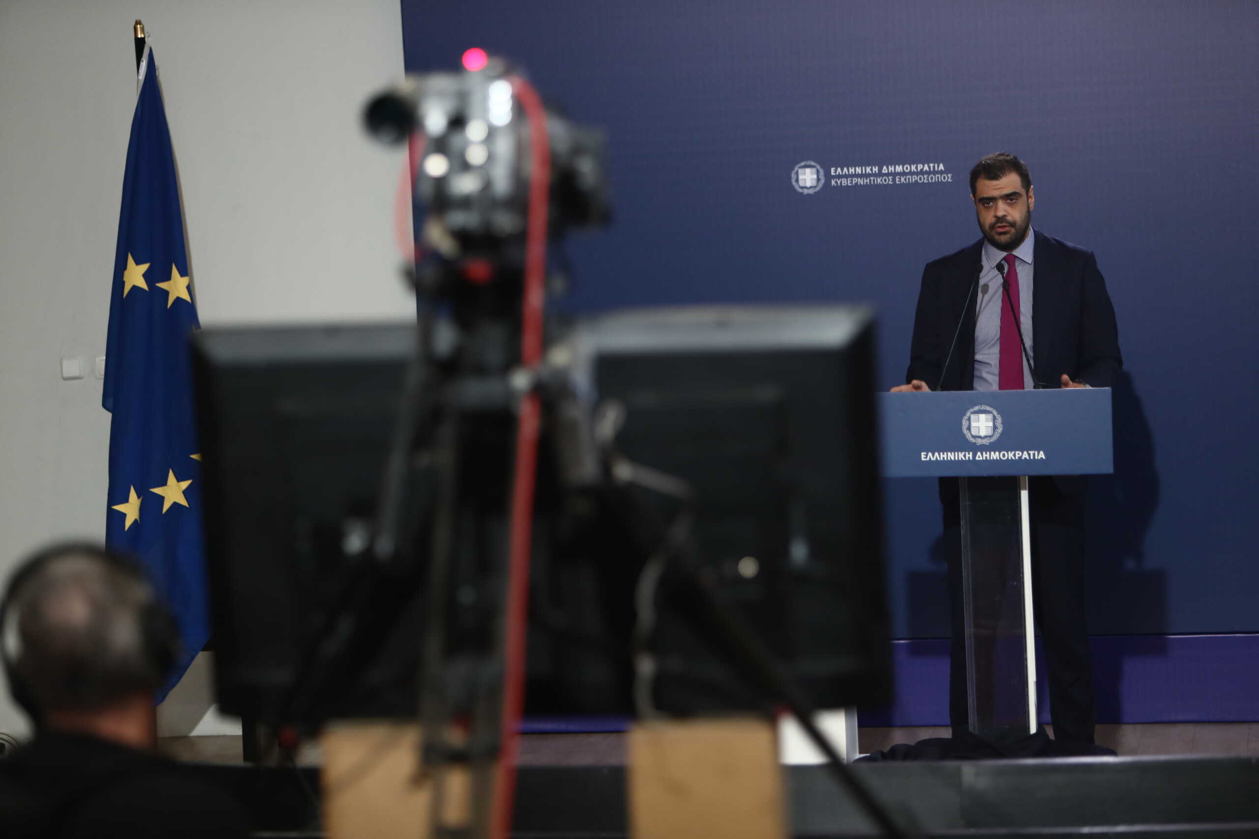 Μέτρα για την αντιμετώπιση της οπαδικής βίας ανακοινώνει η κυβέρνηση – Δείτε Live