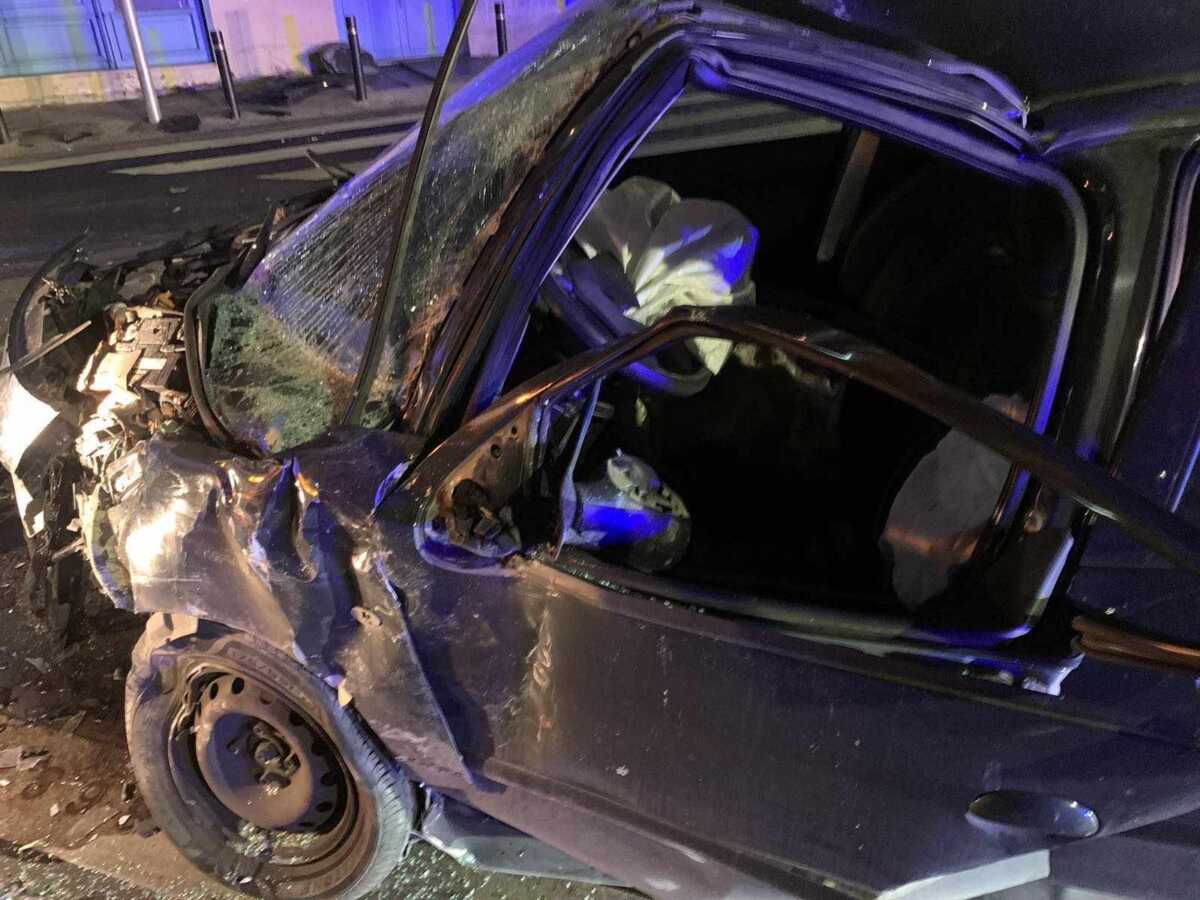 Πειραιάς: Δύο οι τραυματίες από το τροχαίο – Το αυτοκίνητο πέρασε με κόκκινο και έπεσε πάνω στο λεωφορείο