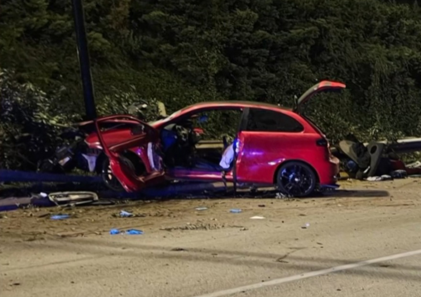 Πέραμα: Εικόνες από τον απεγκλωβισμό των επιβατών από το τροχαίο τα ξημερώματα των Χριστουγέννων