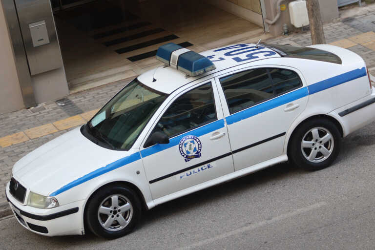 Συνελήφθησαν με κλεμμένο αυτοκίνητο και ναρκωτικά στο κέντρο της Αθήνας
