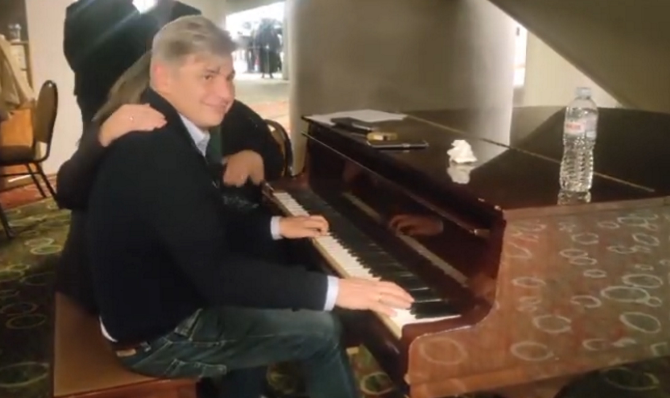 ΣΥΡΙΖΑ: «Κι είμαστε ακόμα ζωντανοί» – Δείτε τον Φαραντούρη να παίζει πιάνο έξω από την Κεντρική Επιτροπή