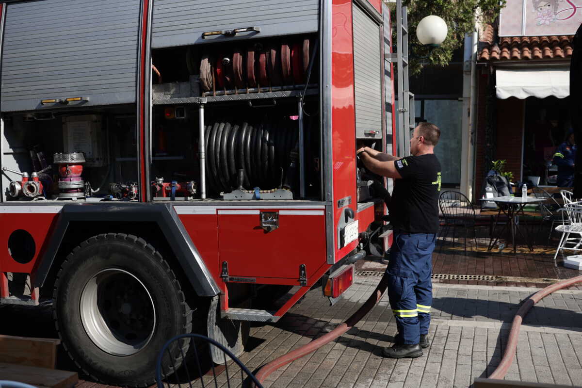 Πυρκαγιά σε διαμέρισμα πρώτου ορόφου επί της οδού Παλαιών Πατρών Γερμανού στη Νέα Ιωνία Αττικής, Τετάρτη 2 Αυγούστου 2023. Επιχείρησαν 18 πυροσβέστες με 5 οχήματα και ειδικό κλιμακοφόρο όχημα και άμεσα η φωτιά τέθηκε υπό έλεγχο, χωρίς να κινδυνεύσει κανείς από τους ενοίκους.
(ΒΑΣΙΛΗΣ ΡΕΜΠΑΠΗΣ