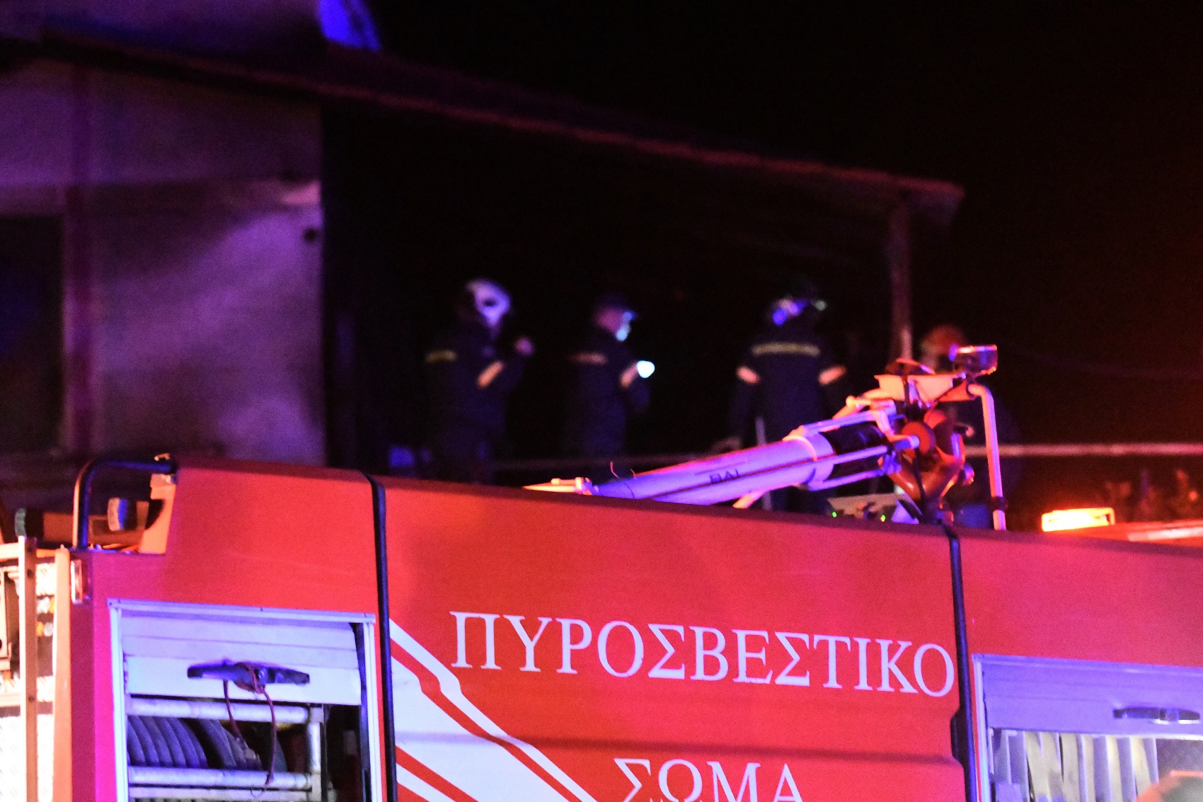 Αργολίδα - Νεκρός εντοπίστηκε ένας ηλικιωμένος άντρας κατά τη διάρκεια κατάσβεσης πυρκαγιάς σε μονοκατοικία στο Μοναστηράκι Δήμου Άργους - Μυκηνών το βράδυ του Σαββάτου 25 Νοεμβρίου .
Η πυροσβεστική ειδοποιήθηκε για τη φωτιά και έσπευσε στο σημείο. Οι πυροσβέστες κατά τη διάρκεια της κατάσβεσης εντόπισαν τον ηλικιωμένο άνδρα χωρίς τις αισθήσεις του.
Έρευνες για τα αίτια της φωτιάς διενεργεί το ανακριτικό τμήμα της Πυροσβεστικής  Υπηρεσίας Άργους. (Βασίλης Παπαδόπουλος