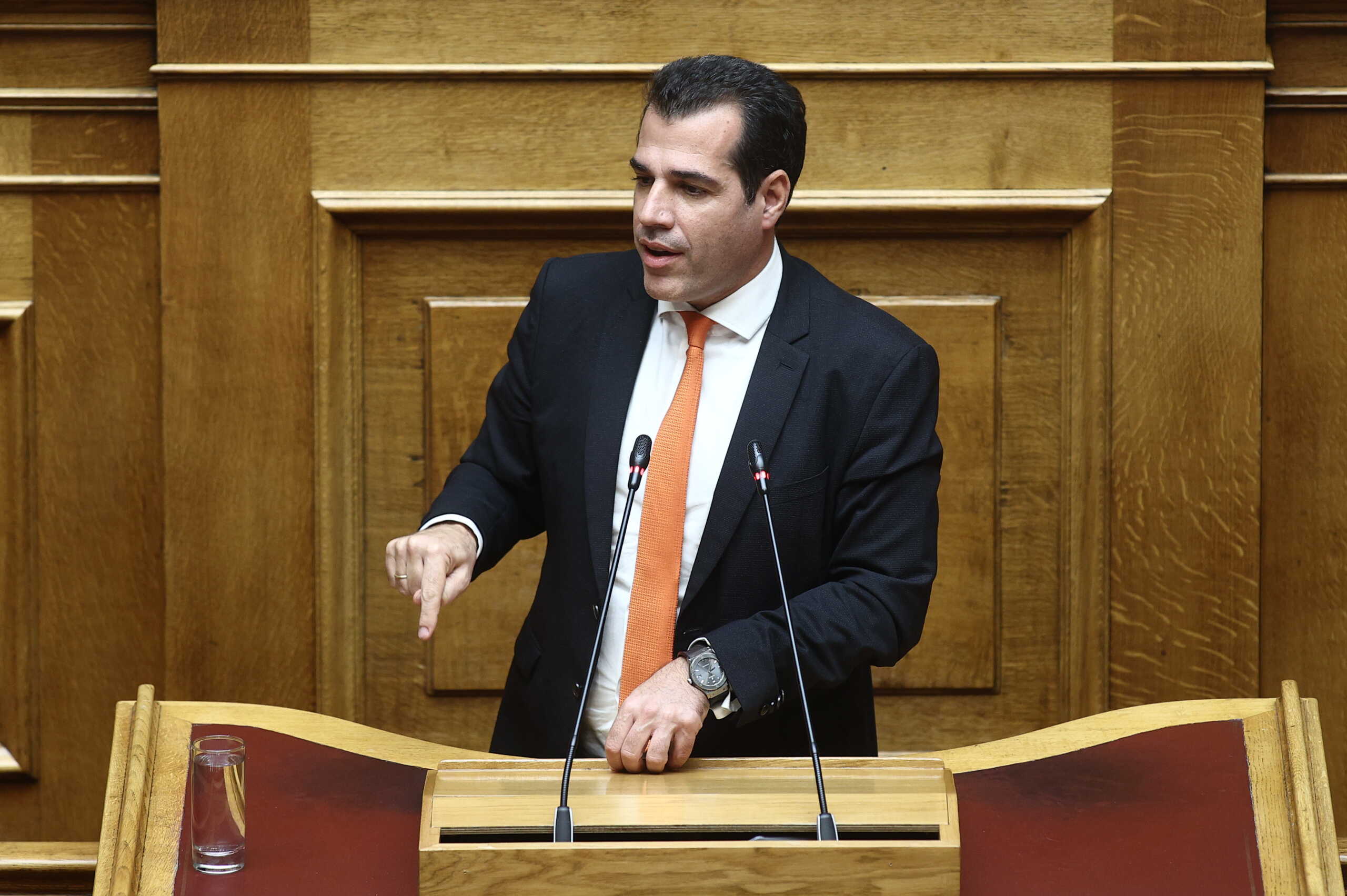Συζήτηση στην Ολομέλεια της Βουλής για τις προτάσεις που κατέθεσαν για σύσταση προανακριτικών επιτροπών, σχετικά με τη σύμβαση "717" που αφορά τη "Σηματοδότηση σιδηροδρομικού άξονα Αθηνών - Προμαχώνα" και στρέφεται κατά τεσσάρων πρώην και νυν υπουργών του Κώστα Αχ. Καραμανλή, του Χρήστου Σπίρτζη, του Κωστή Χατζηδάκη και του Μιχάλη Χρυσοχοΐδη, Παρασκευή 24 Νοεμβρίου 2023. Οι δύο σχετικές προτάσεις είχαν κατατεθεί από ΣΥΡΙΖΑ - Προοδευτική Συμμαχία και ΠΑΣΟΚ - Κίνημα Αλλαγής. 
(ΒΑΣΙΛΗΣ ΡΕΜΠΑΠΗΣ