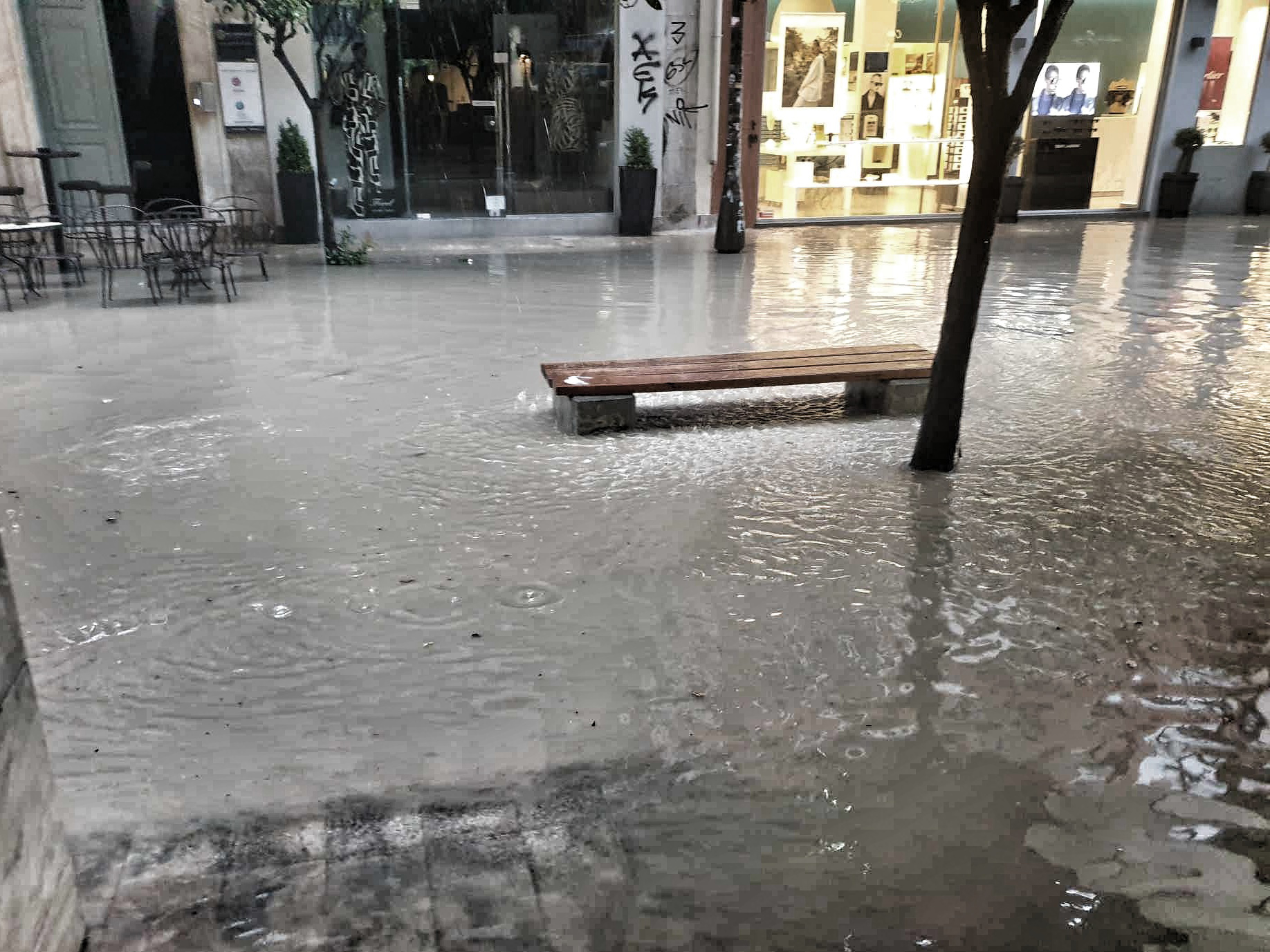Πλημμύρες από την έντονη βροχόπτωση στην πόλη της Πάτρας, Πέμπτη 2 Νοεμβρίου 2023. 
(THEBEST.GR