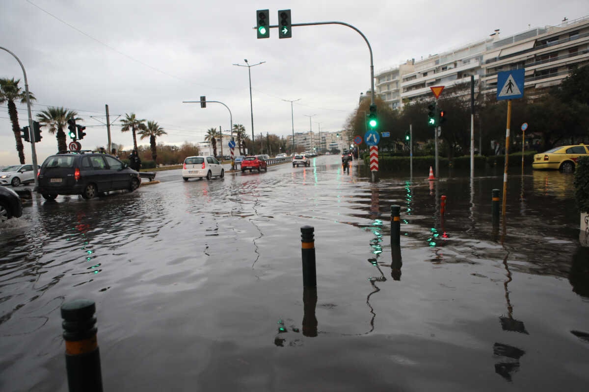 Εικόνες από την πλημμυρισμένη Λεωφόρο Ποσειδώνος – Πώς λίγα χιλιοστά βροχής προκάλεσαν κυκλοφοριακό κομφούζιο