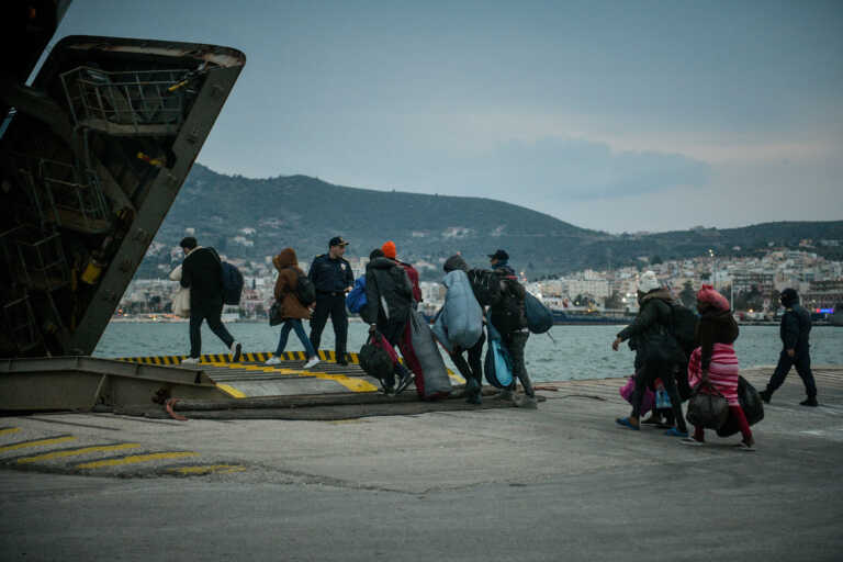 Επιβατηγό πλοίο προσέκρουσε στο λιμάνι της Ρόδου - Ταλαιπωρία για τους 41 επιβάτες