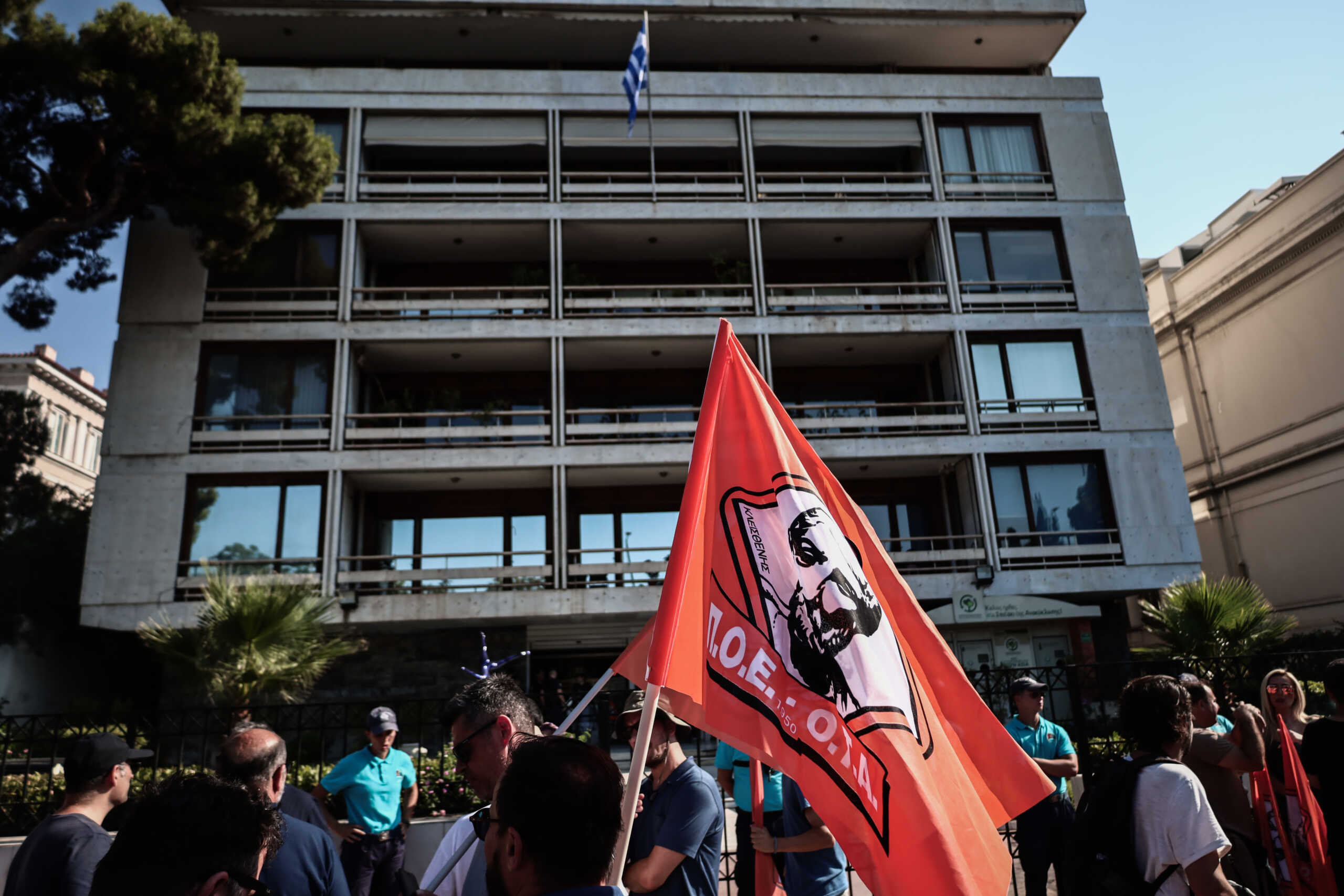 Παράσταση διαμαρτυρίας έξω από το υπουργείο Εσωτερικών από την Πανελλήνια Ομοσπονδία Εργαζομένων Οργανισμών Τοπικής Αυτοδιοίκησης (Π.Ο.Ε. - Ο.Τ.Α.) με αίτημα να αποσυρθεί η Πράξη Νομοθετικού Περιεχομένου και να προσληφθεί άμεσα το αναγκαίο προσωπικό στα ασθενοφόρα του Ε.Κ.Α.Β., Δευτέρα 10 Ιουλίου 2023.
(ΚΩΣΤΑΣ ΤΖΟΥΜΑΣ