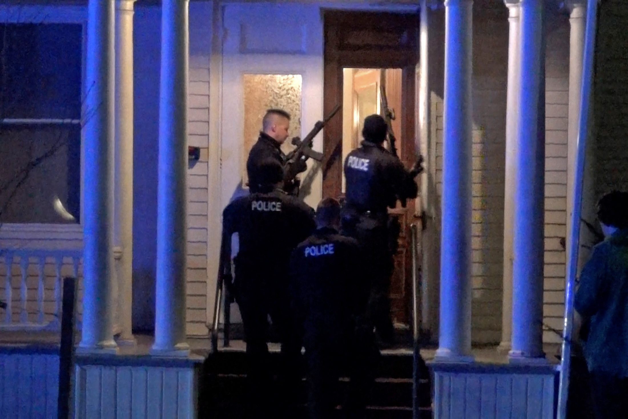 Police search a house in the neighbourhood after a gunman shot and wounded three college students of Palestinian descent in Burlington, Vermont, U.S. November 25, 2023 in a still image from video.  Courtesy Wayne Savage via REUTERS.   THIS IMAGE HAS BEEN SUPPLIED BY A THIRD PARTY. MANDATORY CREDIT