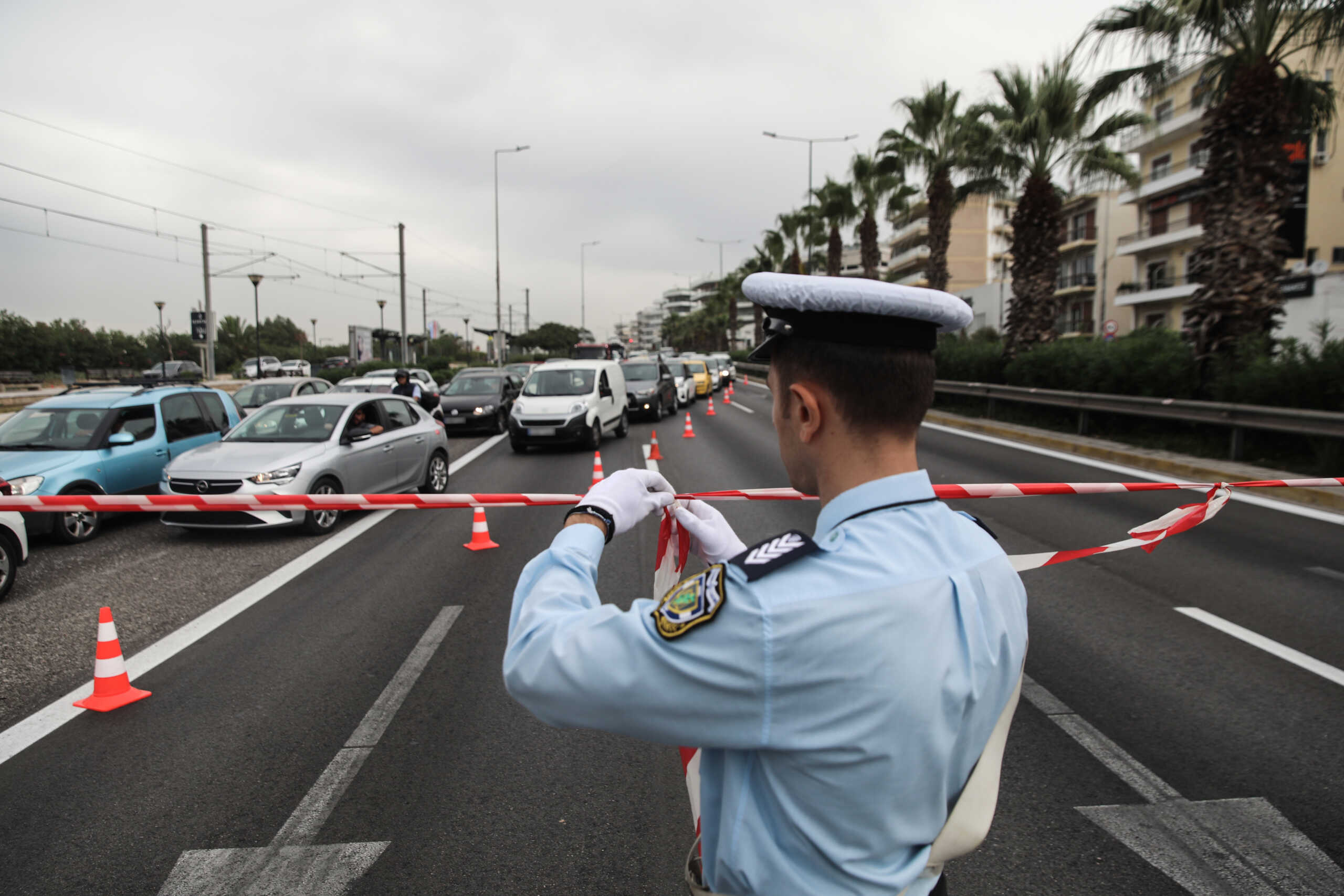 Κλειστή η Λεωφόρος Ποσειδώνος εξαιτίας της επιχείρησης εξουδετέρωσης βόμβας του Β' Παγκοσμίου που βρέθηκε στον χώρο του πρώην αεροδρομίου στο Ελληνικό, Πέμπτη 26 Οκτωβρίου 2023. 
(ΓΙΑΝΝΗΣ ΠΑΝΑΓΟΠΟΥΛΟΣ