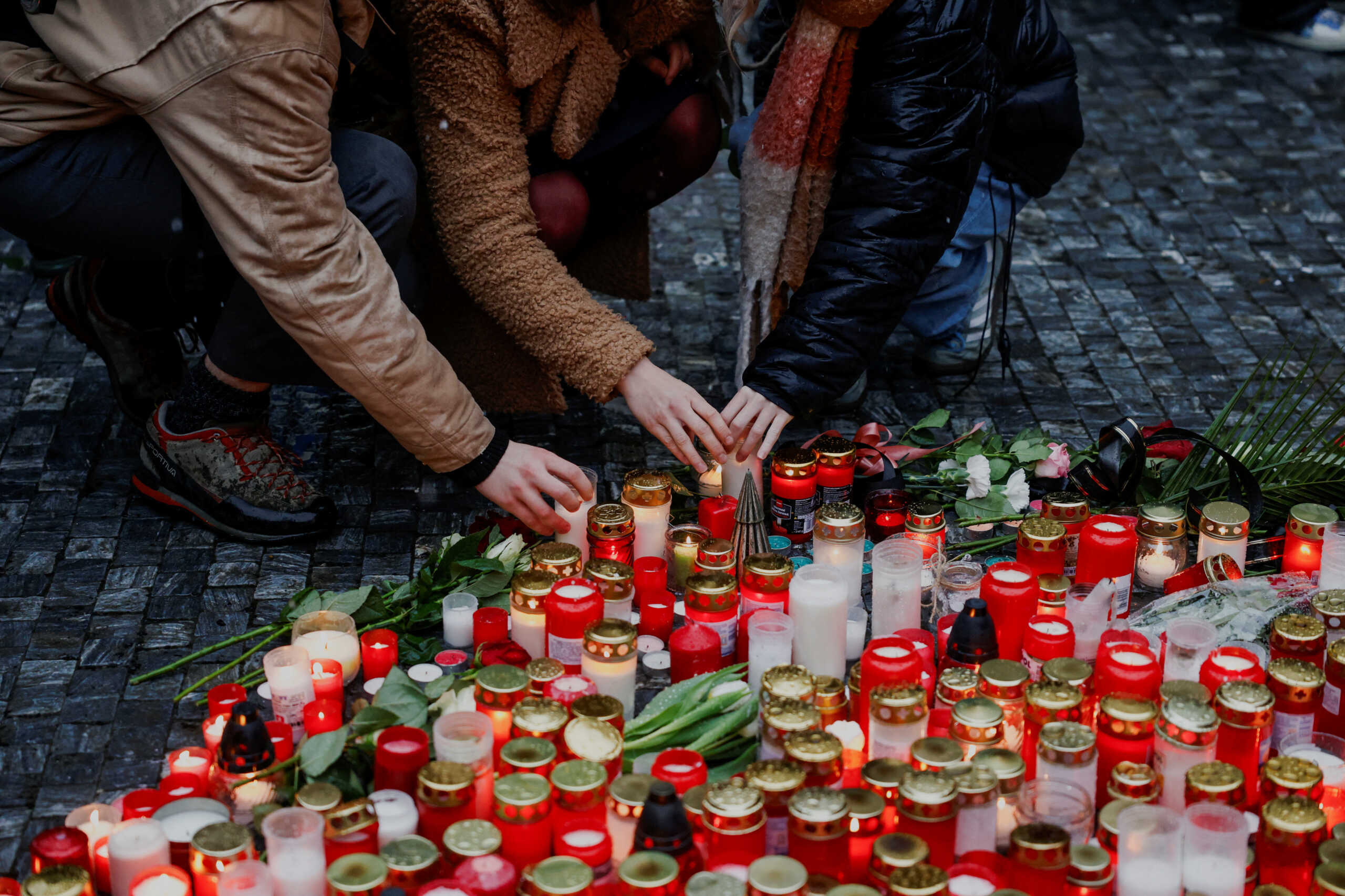 Πράγα: Κατάσταση συναγερμού και περιπολίες παντού – Και η διευθύντρια του Ινστιτούτο Μουσικής του Πανεπιστημίου ανάμεσα στα θύματα