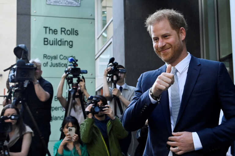 Ο Πρίγκιπας Χάρι κέρδισε το δικαστήριο εναντίον της Daily Mirror για τις υποκλοπές