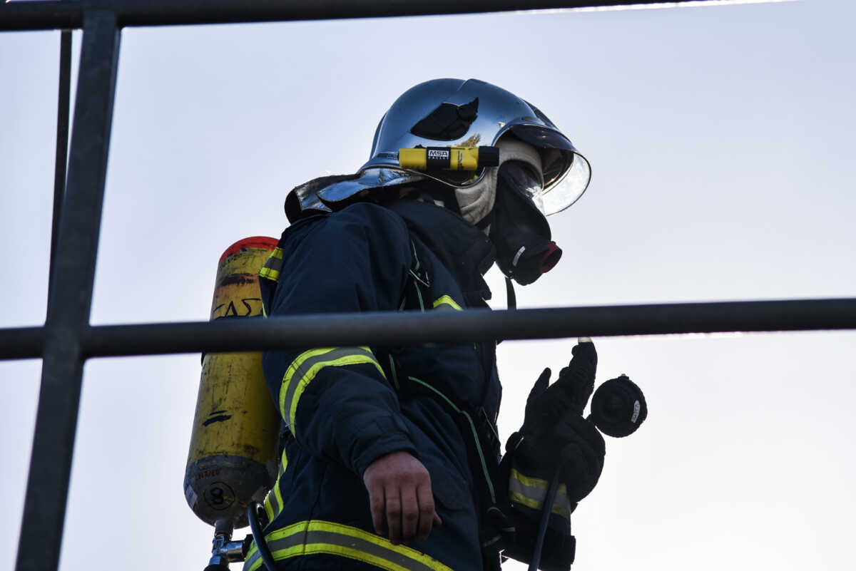 Στην Πρέβεζα ο αυτοκινούμενος εξομοιωτής της Πυροσβεστικής "Fire Dragon". Το όχημα εγκαταστάθηκε στον αύλειο χώρο της Π.Υ. Πρέβεζας και τις επόμενες μέρες θα υποδεχθεί περισσότερους από 100 πυροσβέστες από όλες τις πυροσβεστικές υπηρεσίες και σταθμούς της Πρέβεζας, για εκπαίδευση. Το "Fire Dragon" προσφέρει στους πυροσβέστες τη δυνατότητα να εξοικειωθούν με τον πλήρη ατομικό εξοπλισμό τους σε ρεαλιστικές συνθήκες πυρκαγιάς που προσομοιάζει αστικούς κλειστούς χώρους. Ειδικότερα, καλούνται να εφαρμόσουν επικαιροποιημένες τεχνικές πυρόσβεσης σε περιβάλλον με πραγματικές εστίες, υψηλές θερμοκρασίες και σχεδόν μηδενική ορατότητα και παράλληλα να εξασκηθούν στις ενέργειες έρευνας και διάσωσης θύματος. Στην αρχή της εκπαιδευτικής ημέρας λαμβάνει χώρα ένα ιδιαίτερα εμπλουτισμένο θεωρητικό μέρος από τους κατάλληλα καταρτισμένους εκπαιδευτές οι οποίοι βρίσκονται δίπλα στους πυροσβέστες ακόμα και μέσα στο όχημα κατά την διάρκεια της άσκησης.
(ΓΙΩΡΓΟΣ ΕΥΣΤΑΘΙΟΥ