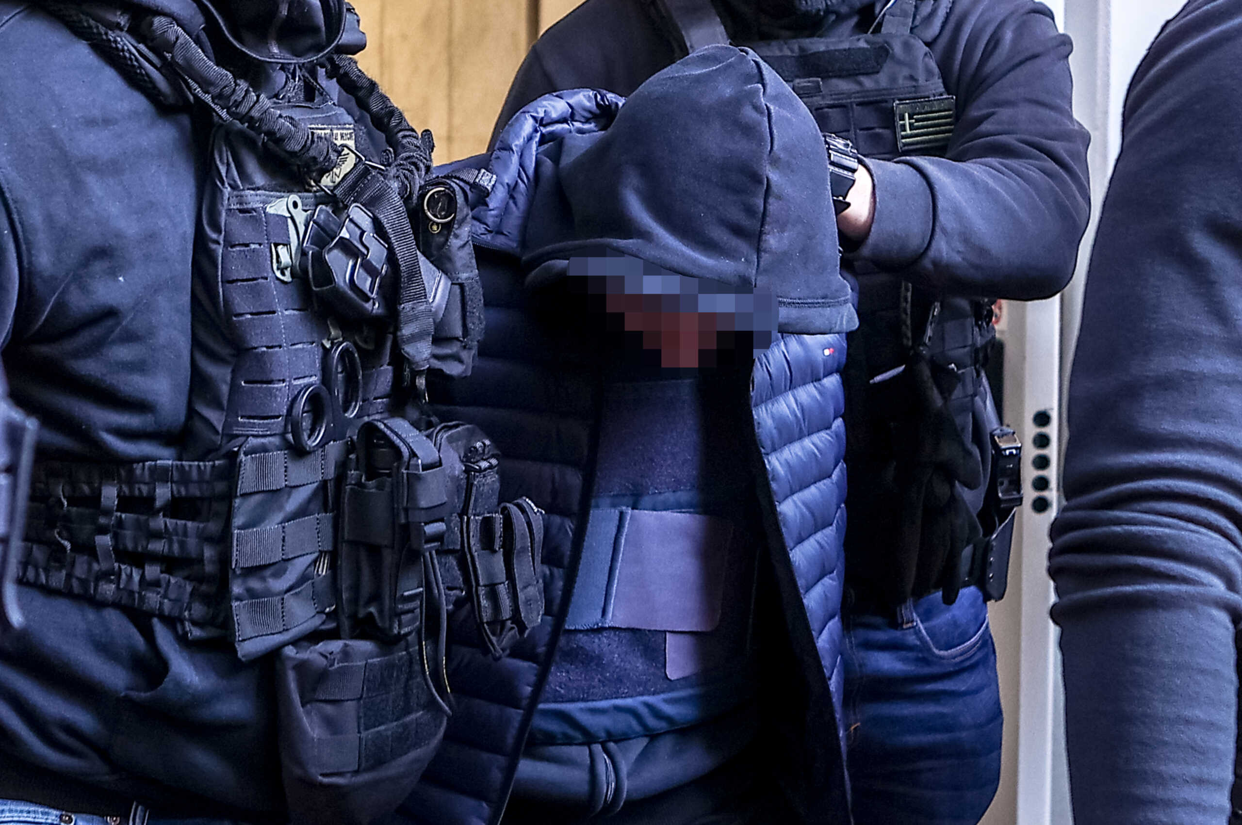 Ston Εισαγγελέα Πειραιά ο 18χρονος κατηγορούμενος για τη ναυτική φωτοβολίδα προς τον αστυνομικό στα επεισόδια  έξω από το κλειστό γήπεδο "Μελίνα Μερκούρη" στο Ρέντη κατά τη διάρκεια του αγώνα βόλεϊ Ολυμπιακού-Παναθηναϊκού. Δευτέρα 11 Δεκεμβρίου 2023  (ΒΑΣΙΛΗΣ ΡΕΜΠΑΠΗΣ