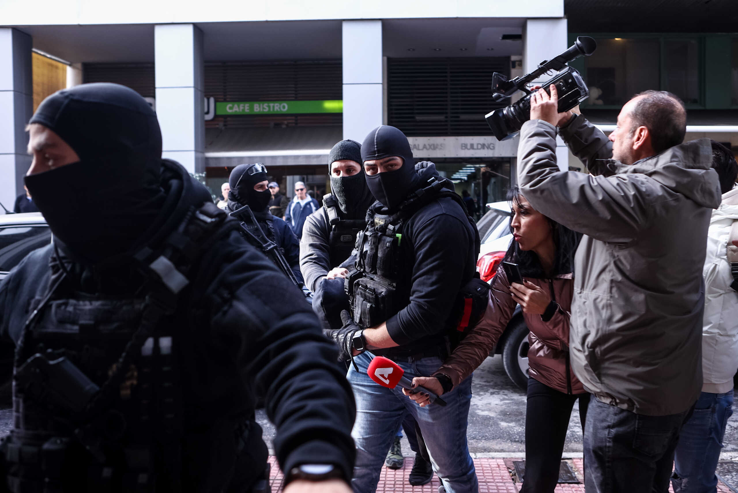 Ston Εισαγγελέα Πειραιά ο 18χρονος κατηγορούμενος για τη ναυτική φωτοβολίδα προς τον αστυνομικό στα επεισόδια  έξω από το κλειστό γήπεδο "Μελίνα Μερκούρη" στο Ρέντη κατά τη διάρκεια του αγώνα βόλεϊ Ολυμπιακού-Παναθηναϊκού. Δευτέρα 11 Δεκεμβρίου 2023  (ΒΑΣΙΛΗΣ ΡΕΜΠΑΠΗΣ