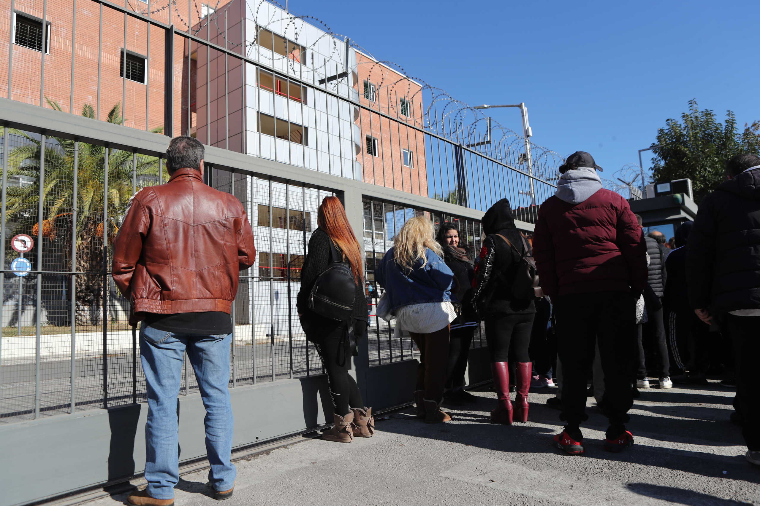 Συγγενείς των 424 προσαχθέντων για τον τραυματισμό αστυνομικού από ναυτική φωτοβολίδα σε αγώνα του Ολυμπιακού και του Παναθηναϊκού για το λιγκ καπ του βόλεϊ, έχουν συγκεντρωθεί από νωρίς το πρωί έξω από το Αλλοδαπών στην Πέτρου Ράλλη, Παρασκευή 8 Δεκεμβρίου 2023. (ΣΤΕΛΙΟΣ ΣΤΕΦΑΝΟΥ
(ΣΤΕΛΙΟΣ ΣΤΕΦΑΝΟΥ