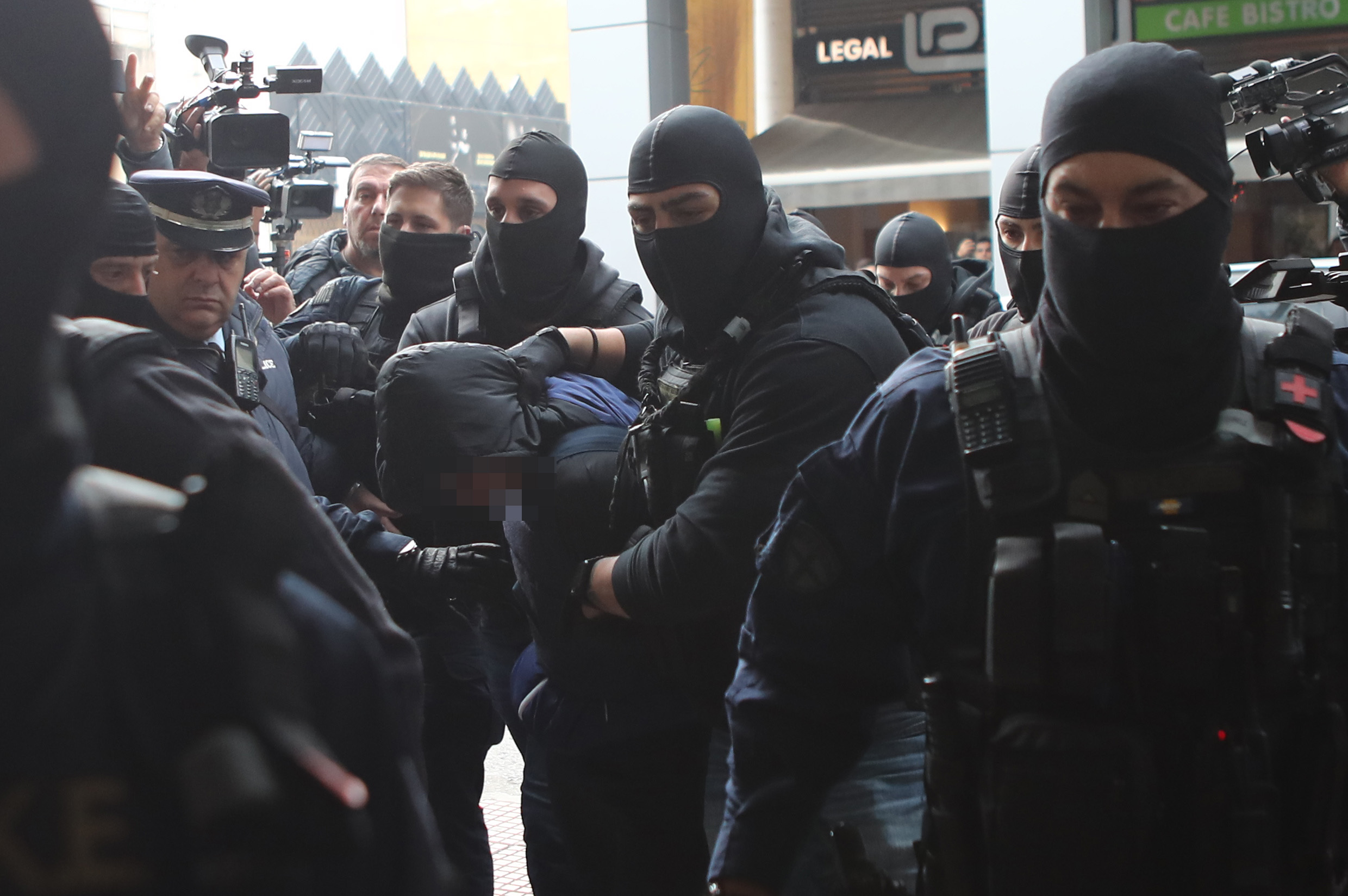 ΑΠΟΛΟΓΙΑ ΤΟΥ 18ΧΡΟΝΟΥ ΚΑΤΗΓΟΡΟΥΜΕΝΟΥ ΓΙΑ ΤΗ ΡΙΨΗ ΤΗΣ ΝΑΥΤΙΚΗΣ ΦΩΤΟΒΟΛΙΔΑΣ ΣΤΟΝ ΑΣΤΥΝΟΜΙΚΟ ΣΤΑ ΕΠΕΙΣΟΔΙΑ ΕΞΩ ΑΠΟ ΤΟ ΚΛΕΙΣΤΟ ΤΟΥ ΒΟΛΕΪ ΣΤΟ ΡΕΝΤΗ