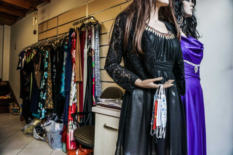 Οι κάμερες έδειξαν το πρόσωπο της γυναίκας που έκλεψε ρούχα μέσα σε εμπορικό κατάστημα της Κοζάνης