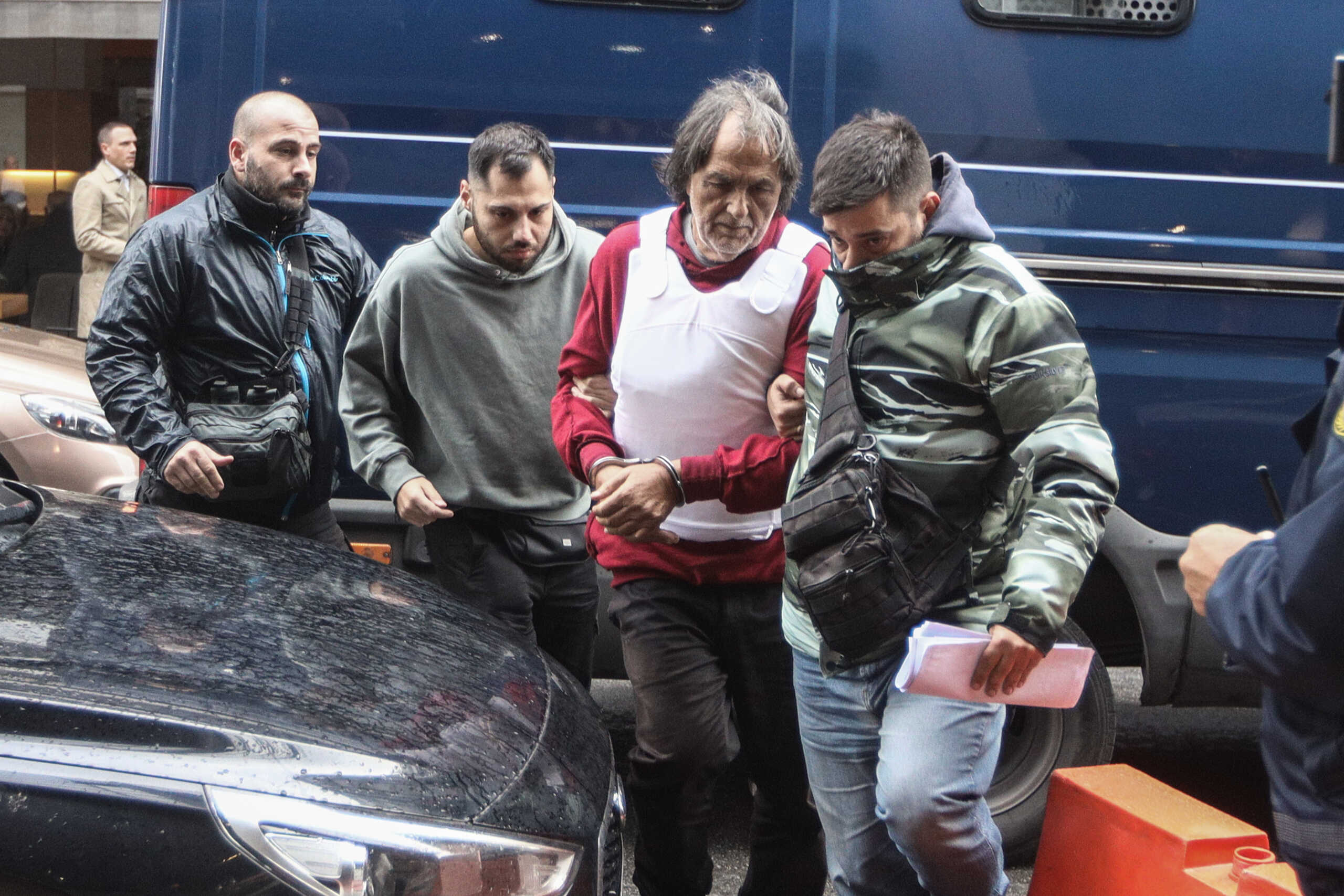 Απολογία στον εισαγγελέα του Πειραιά του 71χρονου που συνελήφθη για την δολοφονία 43χρονης γυναίκας στην Σαλαμίνα, Τετάρτη 6 Δεκεμβρίου 2023. 
(ΓΙΑΝΝΗΣ ΠΑΝΑΓΟΠΟΥΛΟΣ