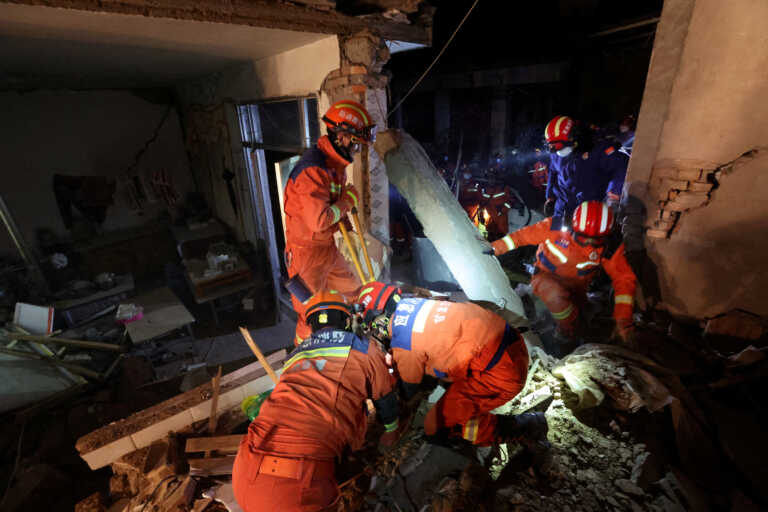 Τουλάχιστον 118 νεκροί από τον σεισμό στην Κίνα - Αγώνας δρόμους στους -14 βαθμούς Κελσίου για τους αγνοούμενους