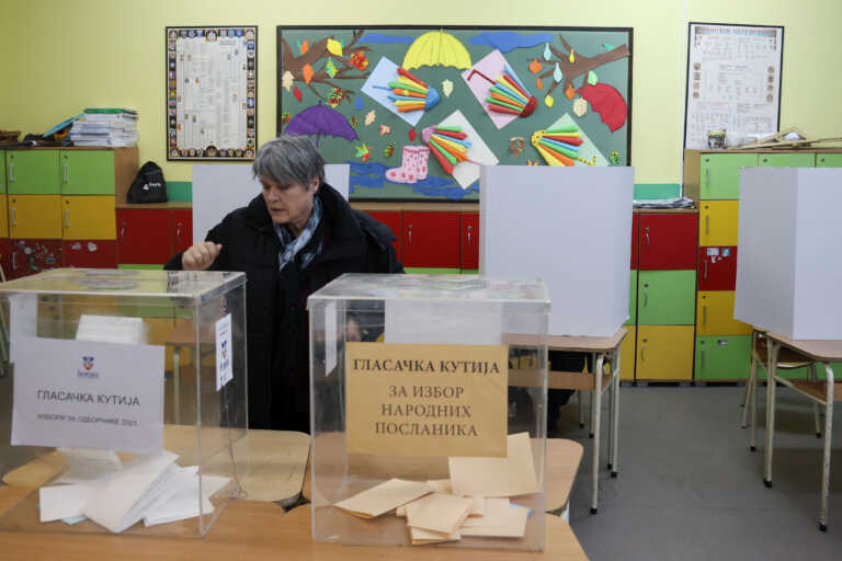 Η Σερβία στις κάλπες – Σε εξέλιξη η ψηφοφορία για τις βουλευτικές, περιφερειακές και δημοτικές εκλογές