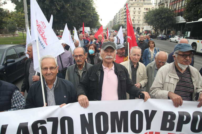 Διαμαρτυρία συνταξιούχων στη Θεσσαλονίκη για αυξήσεις συντάξεων και ενίσχυση της δημόσιας υγείας