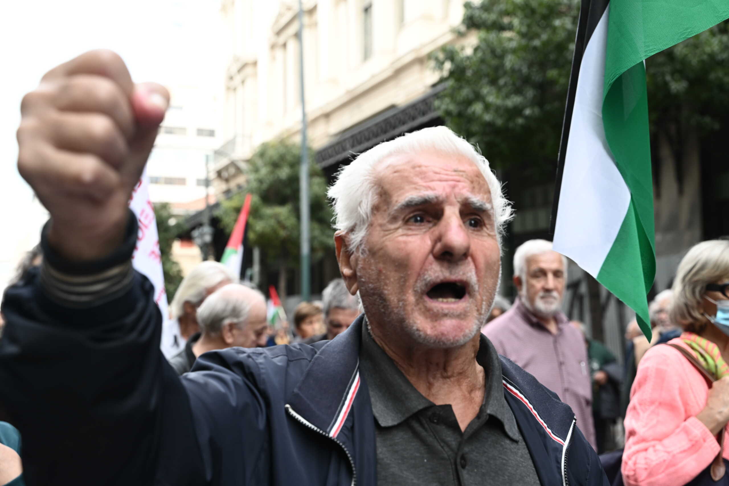 Πανελλαδική συγκέντρωση συνταξιούχων στην πλατεία Κλαυθμώνος, Παρασκευή 24 Νοεμβρίου 2024. Η βασική διεκδίκηση των συνεργαζόμενων συνταξιουχικών οργανώσεων είναι οι αυξήσεις σε όλες τις συντάξεις, κύριες και επικουρικές, με την ενσωμάτωση της προσωπικής διαφοράς του νόμου Κατρούγκαλου. Επίσης ζητούν την άμεση καταβολή των δώρων, καταβολή των αναδρομικών σε όλους τους συνταξιούχους, δίχως δικαστήρια και προαπαιτούμενα και κατάργηση της εισφοράς αλληλεγγύης.
(ΤΑΤΙΑΝΑ ΜΠΟΛΑΡΗ