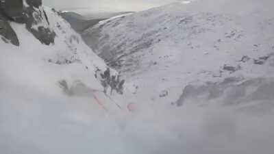 Σκιέρ παρασύρθηκε από χιονοστιβάδα στο Mount Washington – Καρέ καρέ η τρομακτική πτώση του