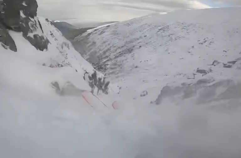 Σκιέρ παρασύρθηκε από χιονοστιβάδα στο Mount Washington – Καρέ καρέ η τρομακτική πτώση του