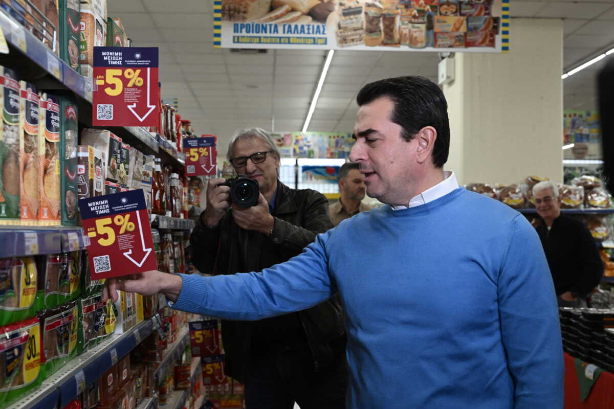 Επίσκεψη του υπουργού Ανάπτυξης Κώστα Σκρέκα σε κατάστημα αλυσίδας σούπερ μάρκετ "Γαλαξίας" στην Αθήνα, Δευτέρα 18 Δεκεμβρίου 2023. 
(ΤΑΤΙΑΝΑ ΜΠΟΛΑΡΗ