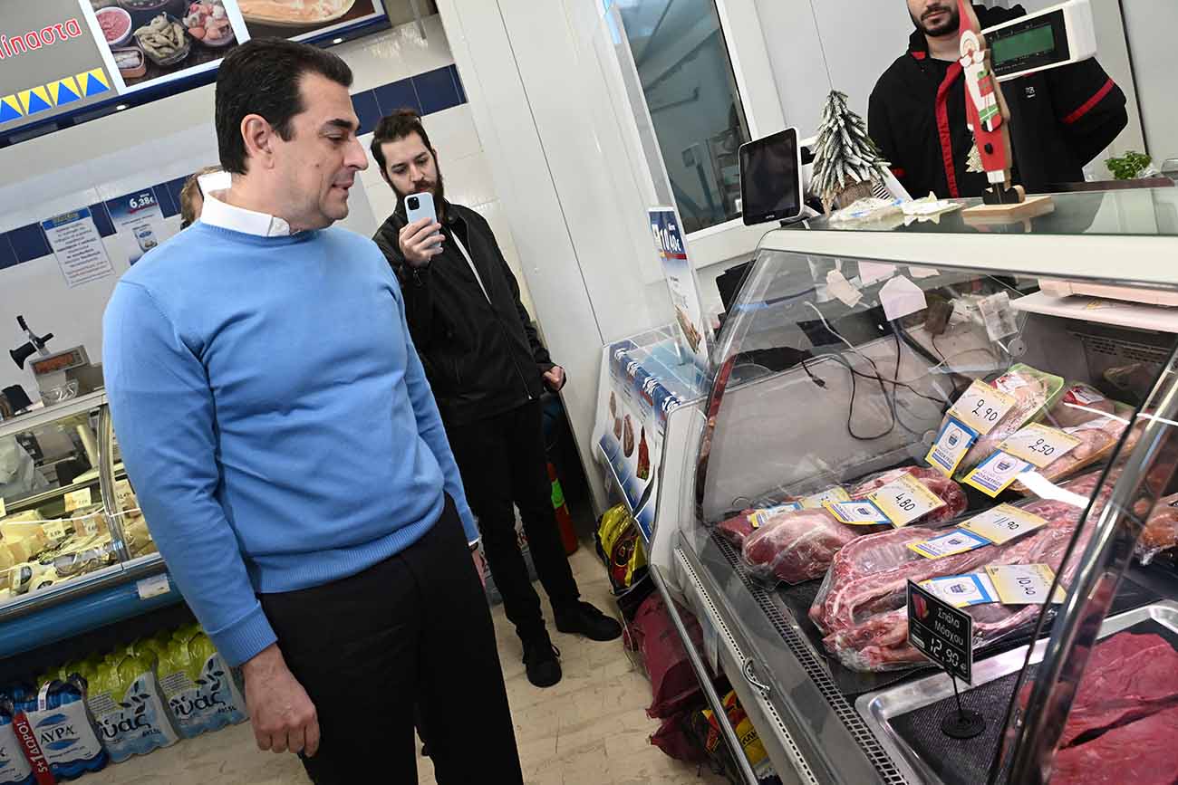 Επίσκεψη του υπουργού Ανάπτυξης Κώστα Σκρέκα σε κατάστημα αλυσίδας σούπερ μάρκετ "Γαλαξίας" στην Αθήνα, Δευτέρα 18 Δεκεμβρίου 2023. 
(ΤΑΤΙΑΝΑ ΜΠΟΛΑΡΗ