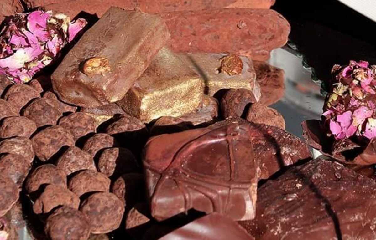 Μικρά σοκολατένια έργα τέχνης στις βιτρίνες του ΟΤΕ Θεσσαλονίκης