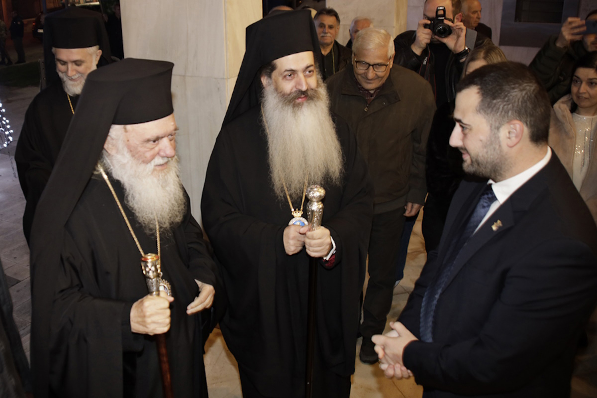 Ο επανεκλεγέντας περιφερειάρχης Στερεάς Ελλάδας Φάνης Σπανός συνομιλεί με τον αρχιεπίσκοπο Αθηνών και πάσης Ελλάδος Ιερώνυμο (Α) κατά την διάρκεια της ορκωμοσίας του και των νέων περιφερειακών συμβούλων, στο δημοτικό θέατρο Λαμίας, Τετάρτη 27 Δεκεμβρίου 2023. ΑΠΕ-ΜΠΕ